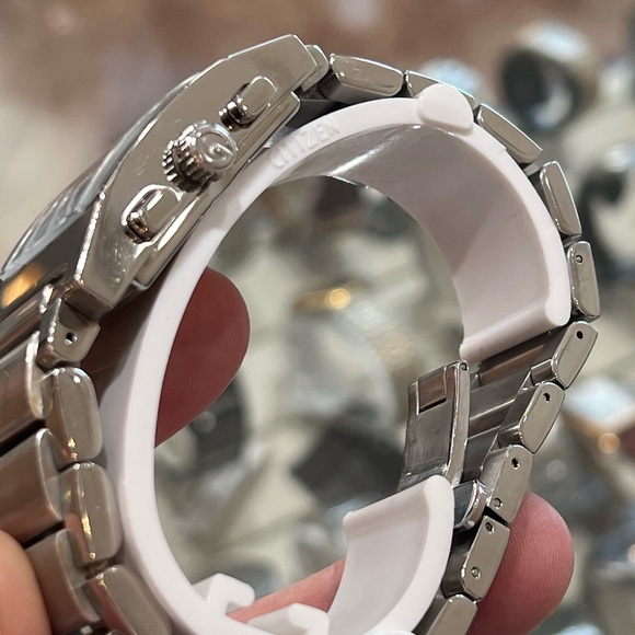 GUCCI Watch 7700 Series Silver Chronograph Date Men's Timepiece Watch - Picture 6 of 7